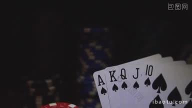 纸牌上有皇家同花顺，赌桌上有扑克筹码